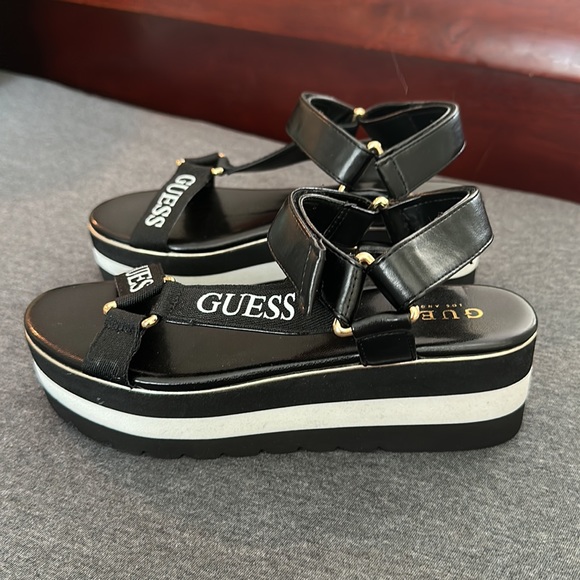 GUESS Women’s Avon Platform Strap-on Wedge Sandals. Black/White. Size 6. - Picture 6 of 8